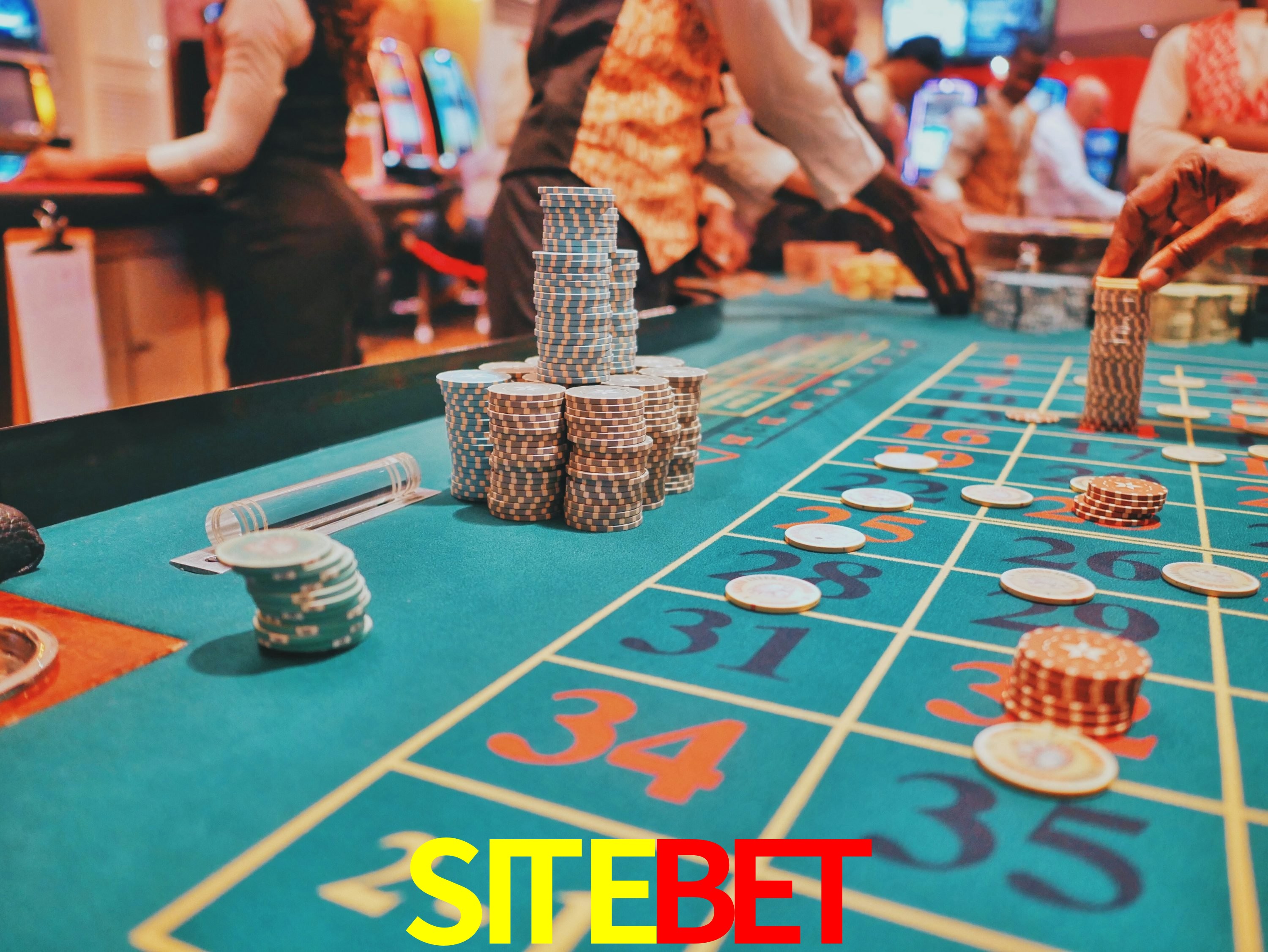 Escena dinámica inspirada en casino con iluminación SITEBET, cartas, fichas e íconos de juegos digitales en un espacio moderno de juegos.
