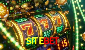 Una escena digital vívida inspirada en casino con SITEBET mostrado prominentemente, luces brillantes, fichas, cartas y acentos dorados.